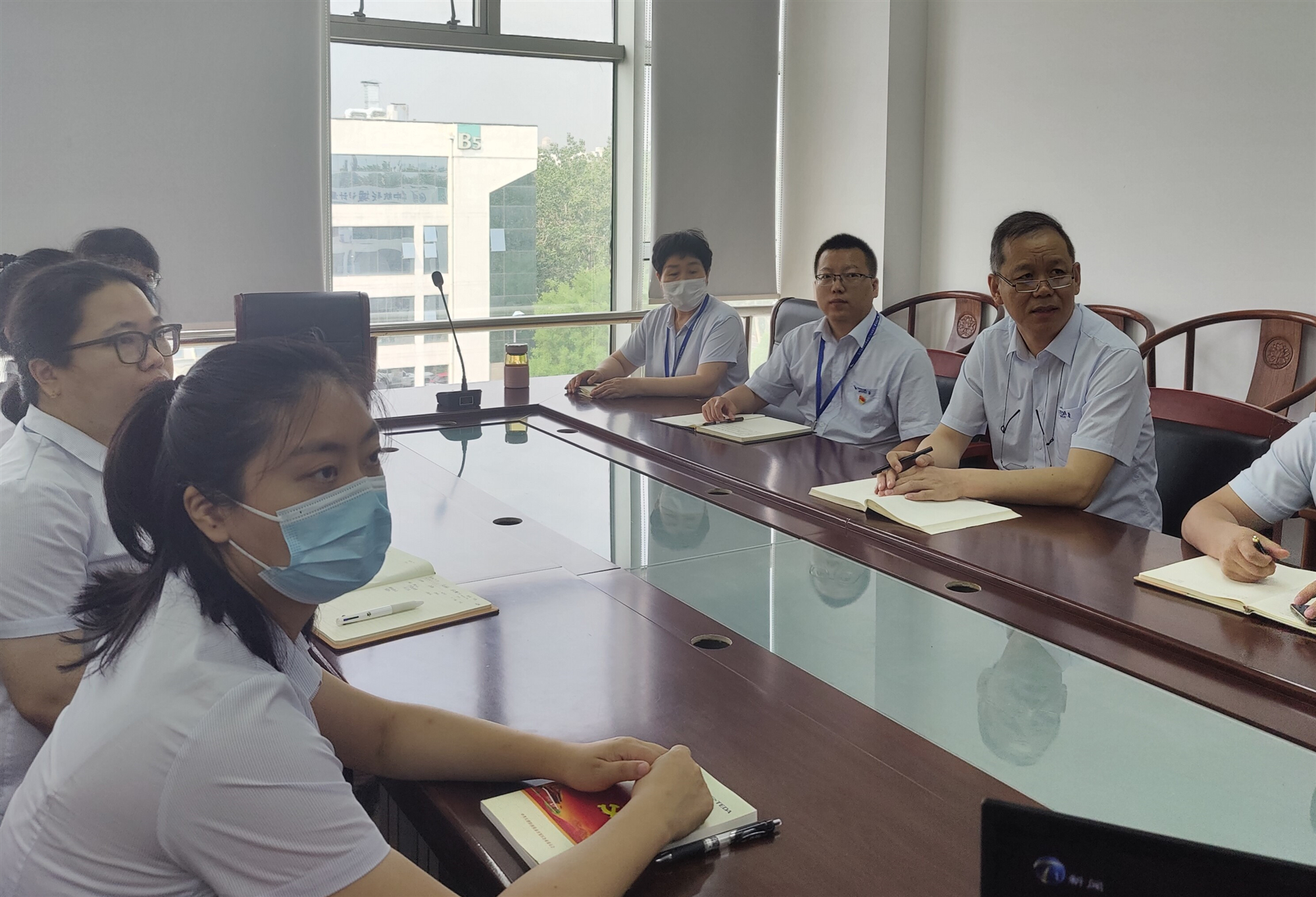 402永利集团咨询党支部书记国福旺带领党员观看天津市第十二次党代会开幕直播